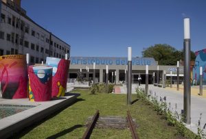 Nueva imagen de la Estación Aristóbulo del Valle, con un sector descubierto donde se creó una plaza, se instalaron 14 cámaras fijas de visualización y 4 domos para mejorar la seguridad vial.
