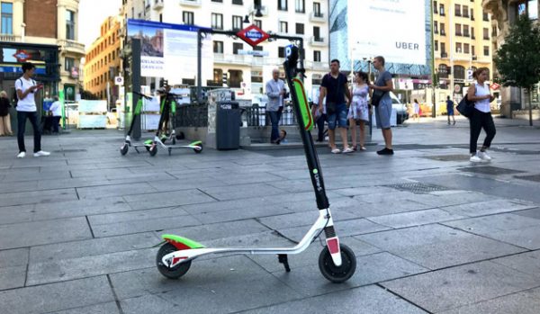 Madrid protesta contra la invasión de patinetes en las aceras