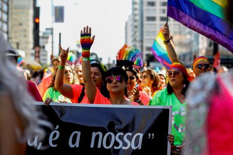 Multitud critica a Bolsonaro en Parada Gay