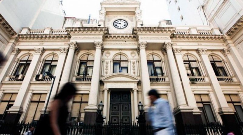 El Banco Central tuvo que salir a vender fuerte sus reservas para frenar al dólar