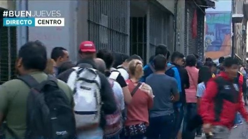 Desocupados hacen largas colas para recibir el bono de $5.000