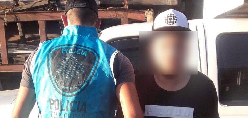Dos peruanos detenidos en el Bajo Flores por falsificar licencias de conducir
