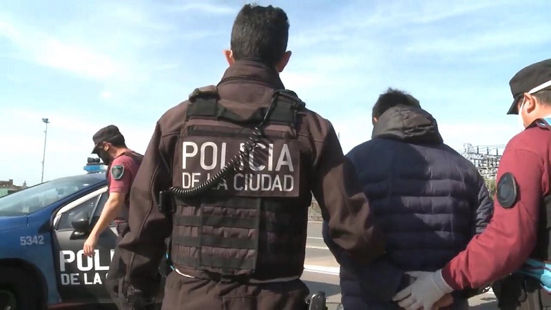 Pareja detenida por esconder dentro de un camión a un menor para hacerlo trabajar durante la cuarentena