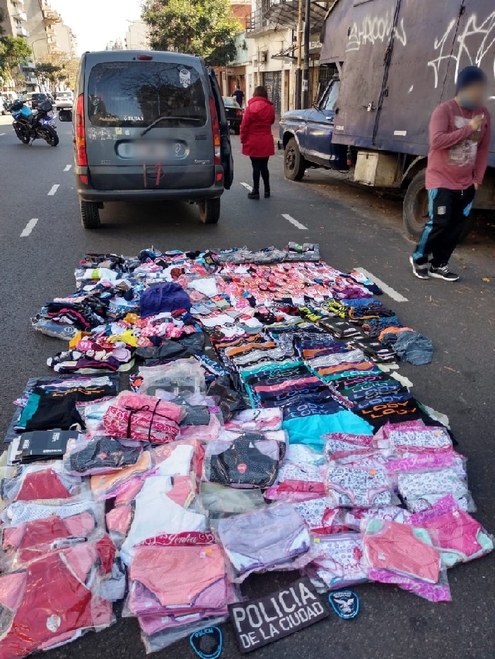 Cuatro detenidos y más de 2.500 prendas apócrifas secuestradas