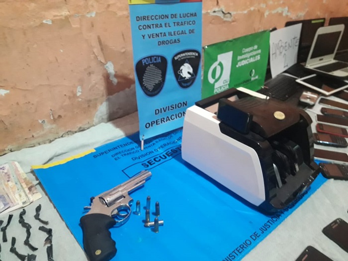 Detuvieron a tres dealers, dos de nacionalidad peruana, luego de seis allanamientos en Balvanera