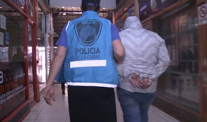 Clausuran local por venta de celulares robados bajo fachada de polirrubro: un detenido y 43 teléfonos secuestrados