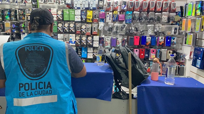 Cinco locales clausurados por venta de celulares robados, más de 1.800 implementos secuestrados y dos detenidos en Liniers