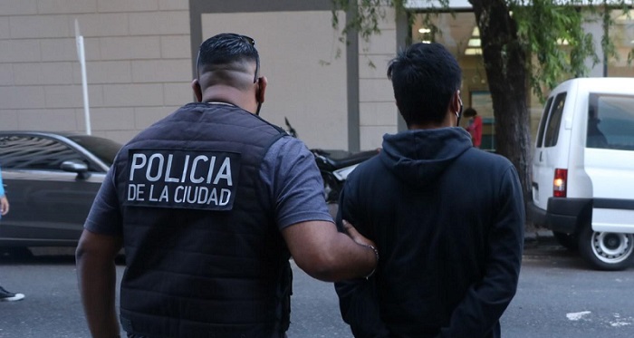 Detienen a un hombre con más de 700 chombas falsificadas en Flores