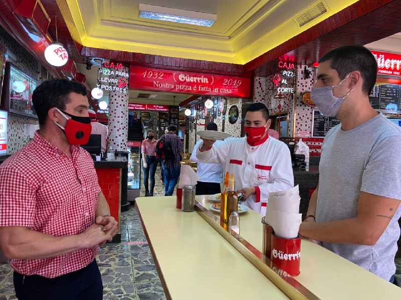 El legislador Eugenio Casielles visitó la histórica pizzería GUERRÍN: “Hay que iluminar nuevamente la Av. Corrientes”