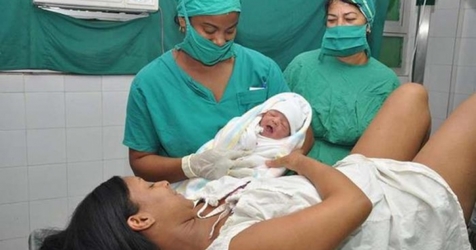 Beba sana de madre positiva, ícono en Cuba