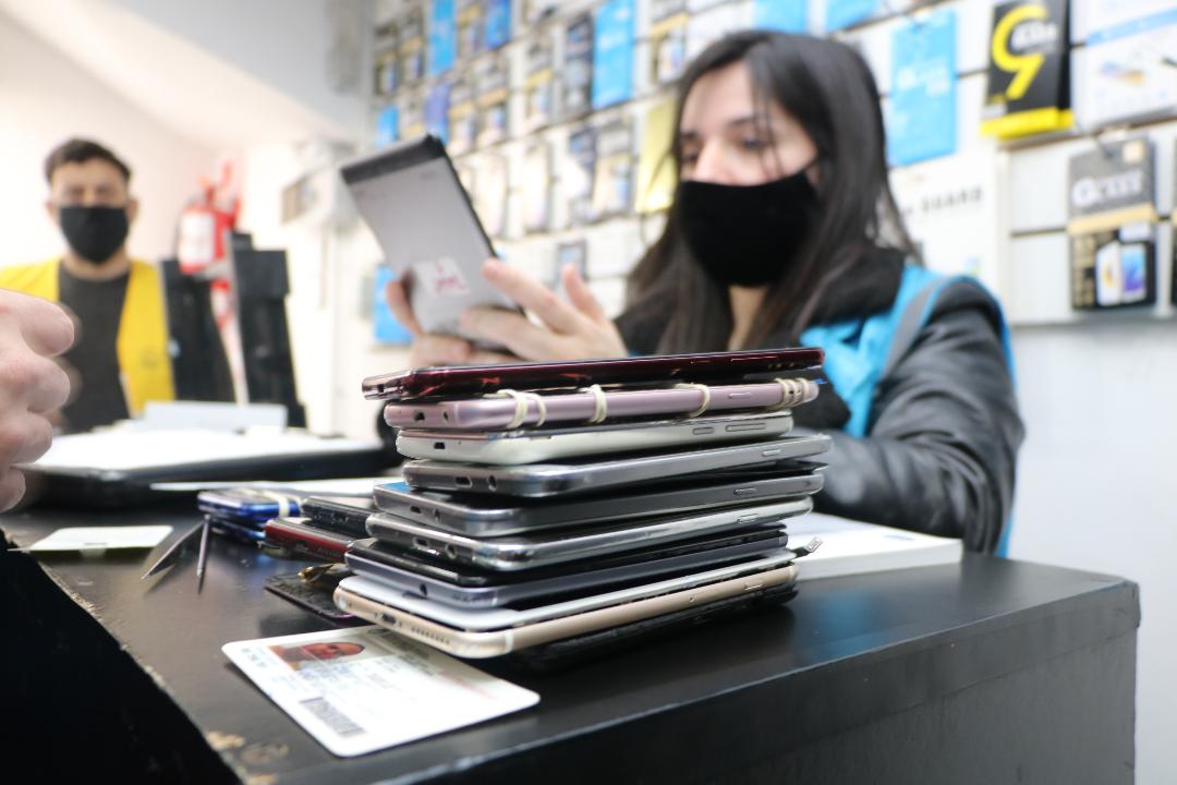 Clausuraron dos locales en Flores donde vendían celulares robados y detuvieron a dos personas