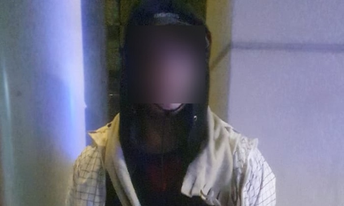 Detienen a dos ladrones que forzaron un auto estacionado y robaron pertenencias de su interior en Caballito