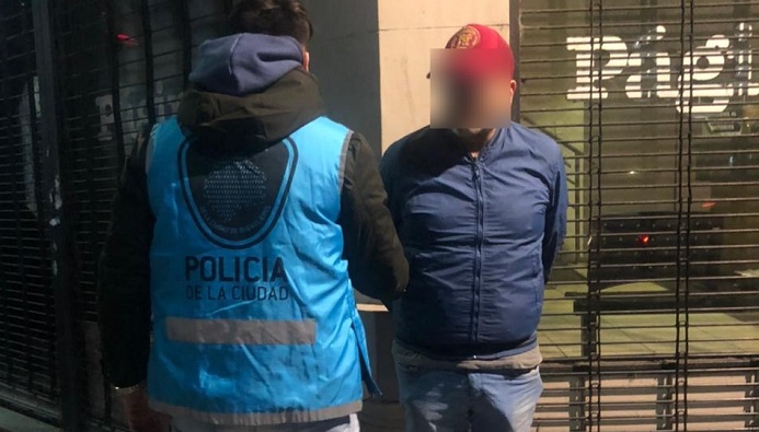 Un hombre con pedido de captura y documentación apócrifa del auto fue detenido en Constitución