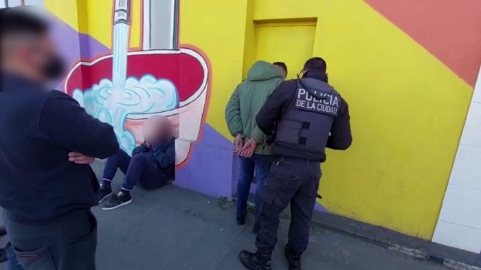 Cayó delincuente que robaba objetos de vehículos en estación de servicios de la General Paz