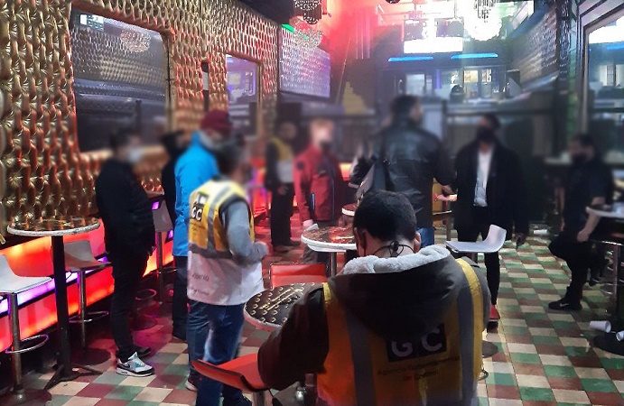 Desbaratan restaurante que funcionaba como boliche con más de 380 personas en Monserrat