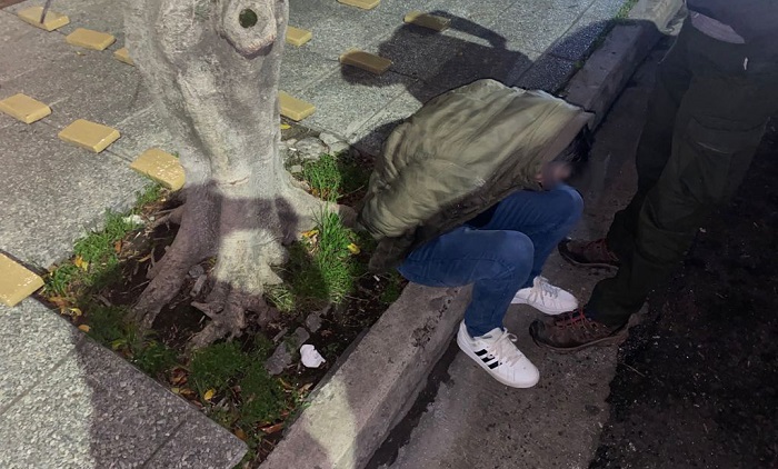 Detienen a un hombre que circulaba en un auto con 50 ladrillos de marihuana en Parque Patricios