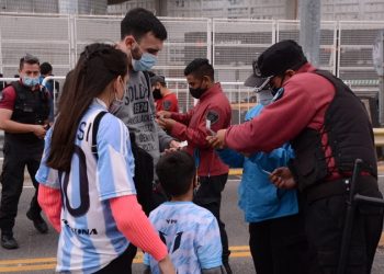 La Policía de la Ciudad detectó a inspector que dejaba ingresar al Monumental sin entradas en Argentina-Perú