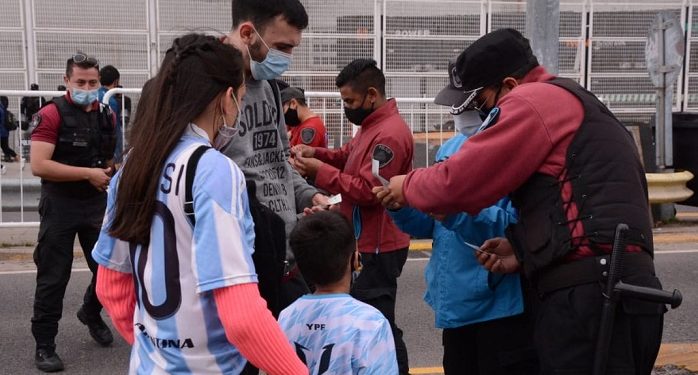 La Policía de la Ciudad detectó a inspector que dejaba ingresar al Monumental sin entradas en Argentina-Perú