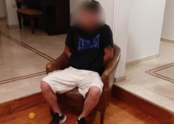 Detienen infraganti a dos ladrones cuando escapaban por los techos tras robar casa en Parque Chas