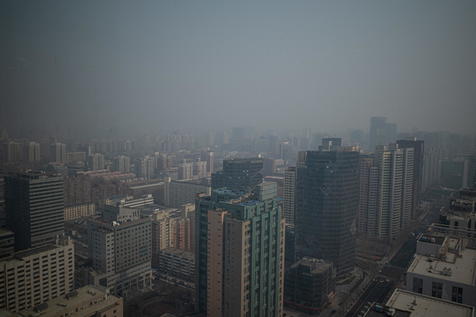 Pekín envuelta en densa capa de smog