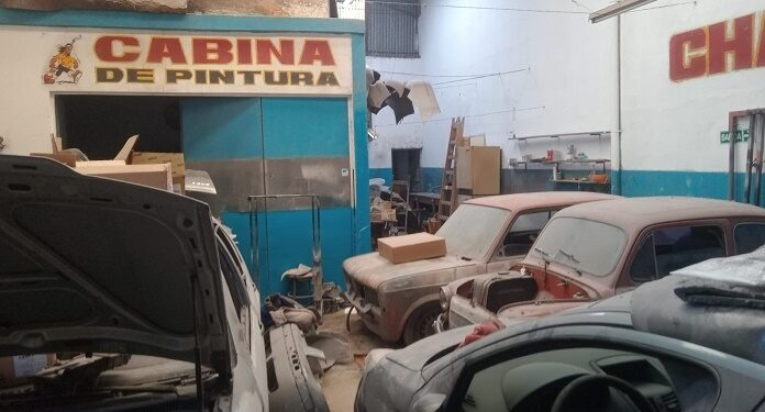 Secuestran autopartes, vehículos desguazados, un arma y droga en Villa Santa Rita y Versalles: dos talleres clausurados