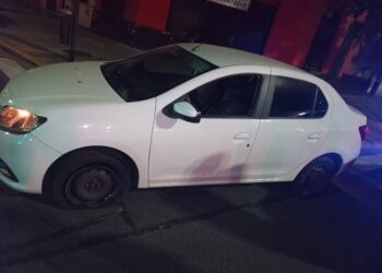 Dos delincuentes detenidos tras asalto, huida en auto robado y choque a una moto