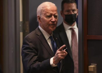 Biden exige barbijos, pero él no cumple
