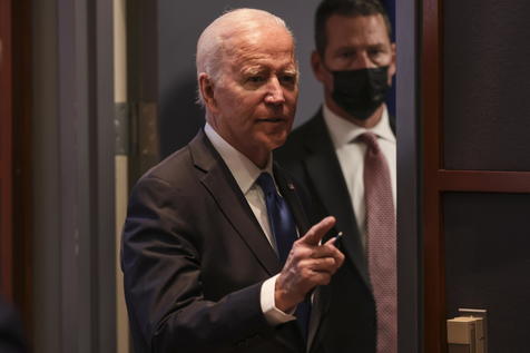 Biden exige barbijos, pero él no cumple