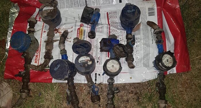 Dos delincuentes detenidos por el robo de medidores de agua en Versalles