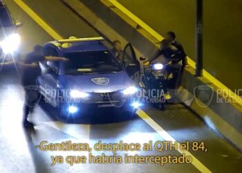 Detienen a dos delincuentes por el robo de una moto en Villa Urquiza