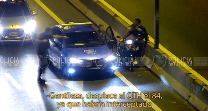 Detienen a dos delincuentes por el robo de una moto en Villa Urquiza