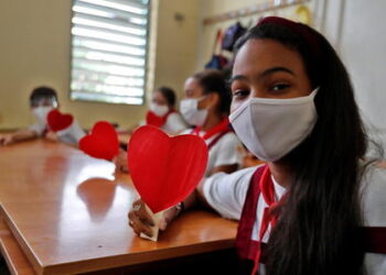 Vuelven los barbijos, los tests y la educación a distancia