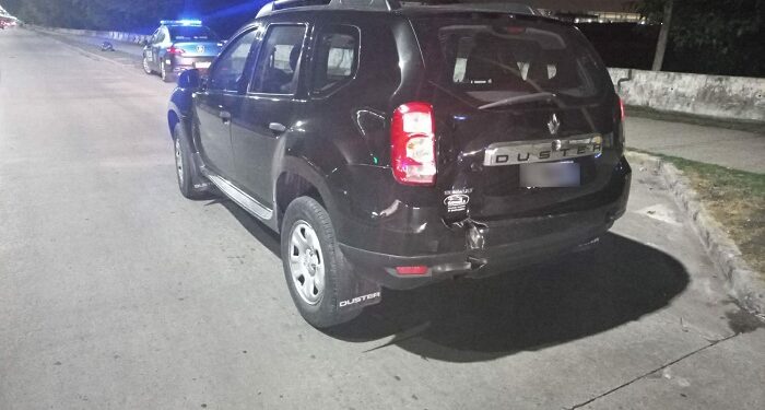 Persecución y dos detenidos por robar a mano armada un auto
