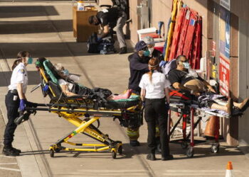 Omicron avanza en EEUU con los hospitales al límite
