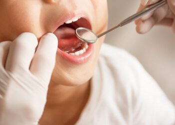 Hábitos negativos que pueden poner en riesgo la salud dental de los más pequeños