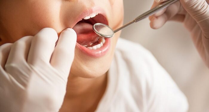 Hábitos negativos que pueden poner en riesgo la salud dental de los más pequeños