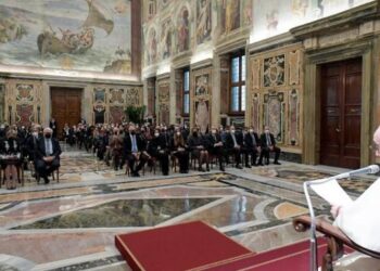 Francisco: los impuestos, si son justos, protegen a los pobres y a los últimos