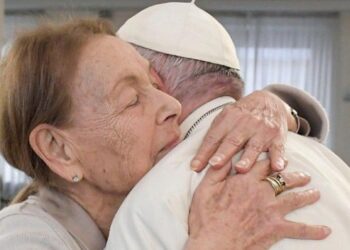 Un nuevo abrazo entre el Papa y la escritora Edith Bruck, sobreviviente de Auschwitz