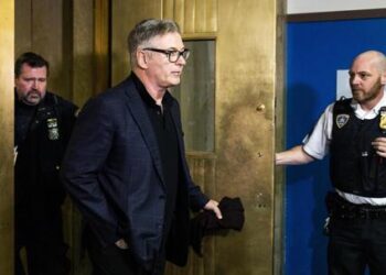 Demandan a Alec Baldwin por muerte de directora fotografía