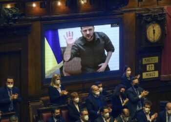 Zelensky habla con el Papa y pide mediación