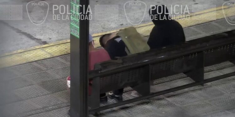 Por las cámaras de seguridad, la Policía de la Ciudad detuvo a dos ladrones en Constitución