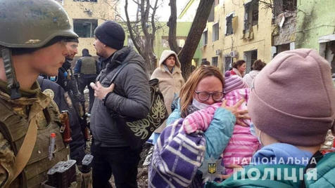Bombas sobre Kiev y evacuaciones en Mariupol