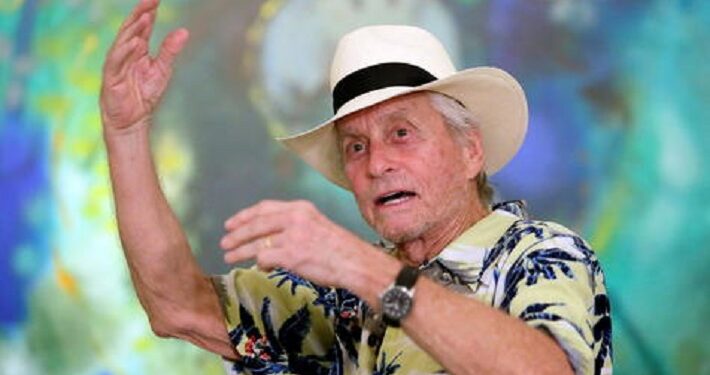 Michael Douglas confirmó que fue mordido por la actriz Debra Winger