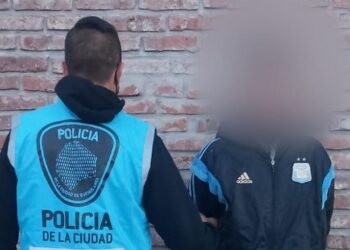 Un delincuente con pedido de captura por robo fue detenido en el Bajo Flores
