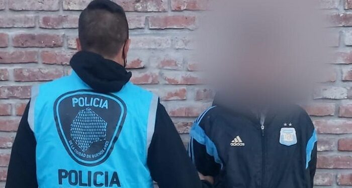 Un delincuente con pedido de captura por robo fue detenido en el Bajo Flores