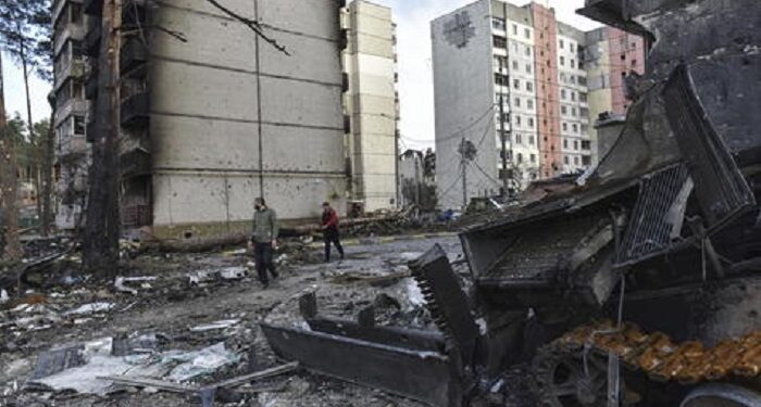 Tanques aplastan muertos en Irpin