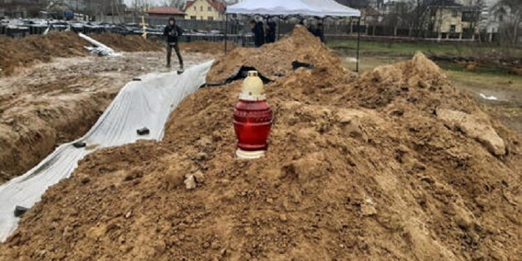 Nueva fosa común en Mariupol