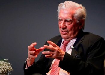 Vargas Llosa está hospitalizado por la covid pero «evoluciona favorablemente»