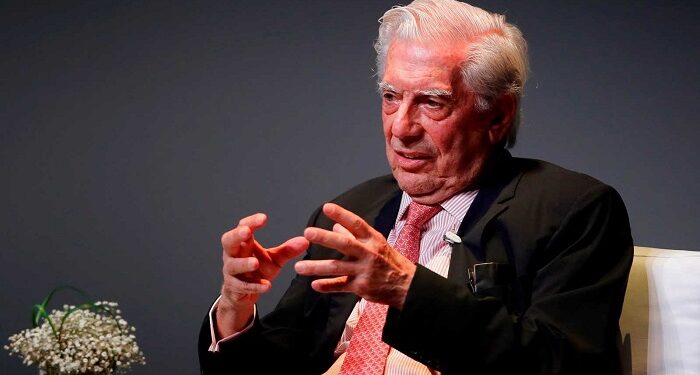 Vargas Llosa está hospitalizado por la covid pero «evoluciona favorablemente»