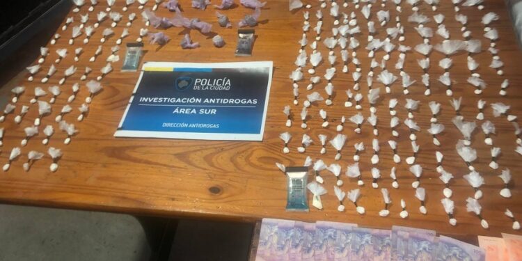 Cayó en Zavaleta la «Banda de la Loca Lili»: 4 detenidos y secuestro de armas, equipo de video y droga